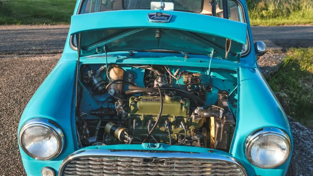 A look inside the Austin Mini Cooper S (licht blue) underneath the hood