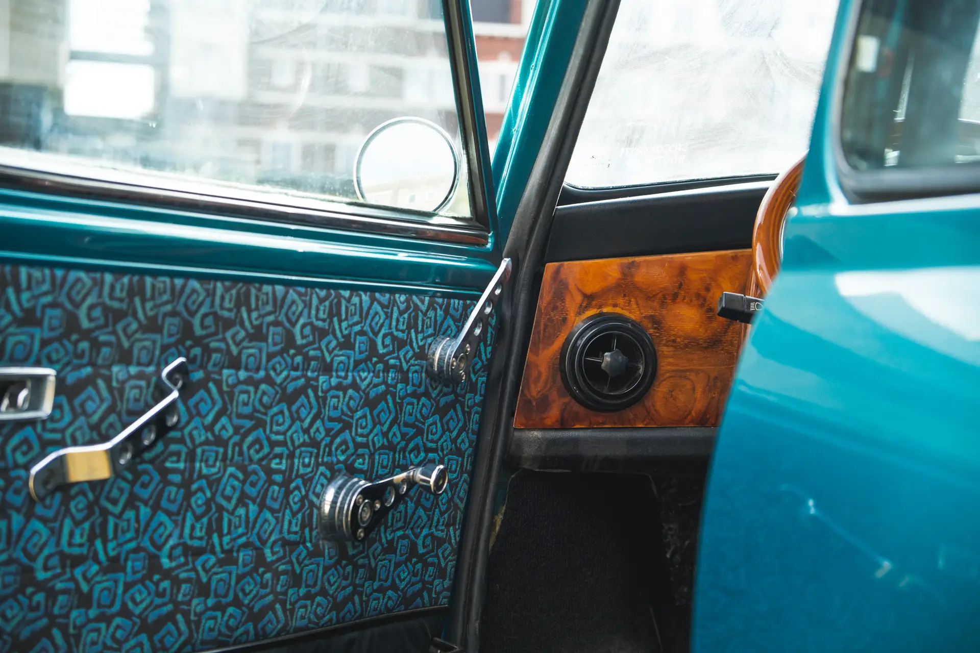 interior of the door and dashboard of a Mini cooper Tropic 1.3i oldtimer