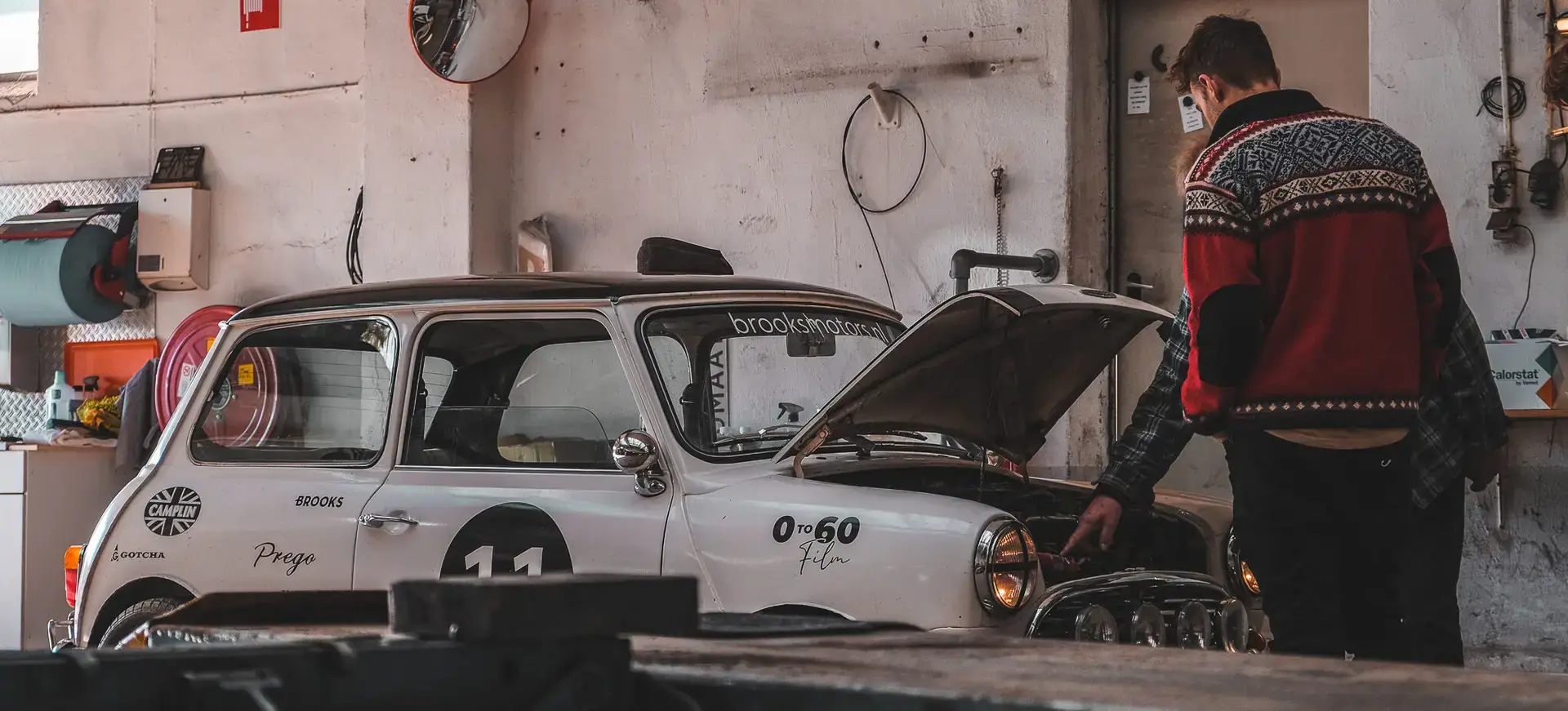 mini cooper classic rally FIA mk3 in garage onder motorkap