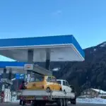 brooks dakar mini op een trailer in de bergen