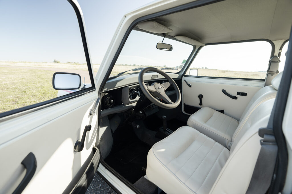 Mini Classic 1.3 Automatic interior in white leather with black carpet